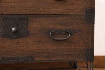 アンティーク衣装箪笥をリペア&カスタム!鉄脚を取り付け、天板を内部から補強。引き出しをフラップダウン扉に加工しテレビボードにリメイク。(テレビ台)