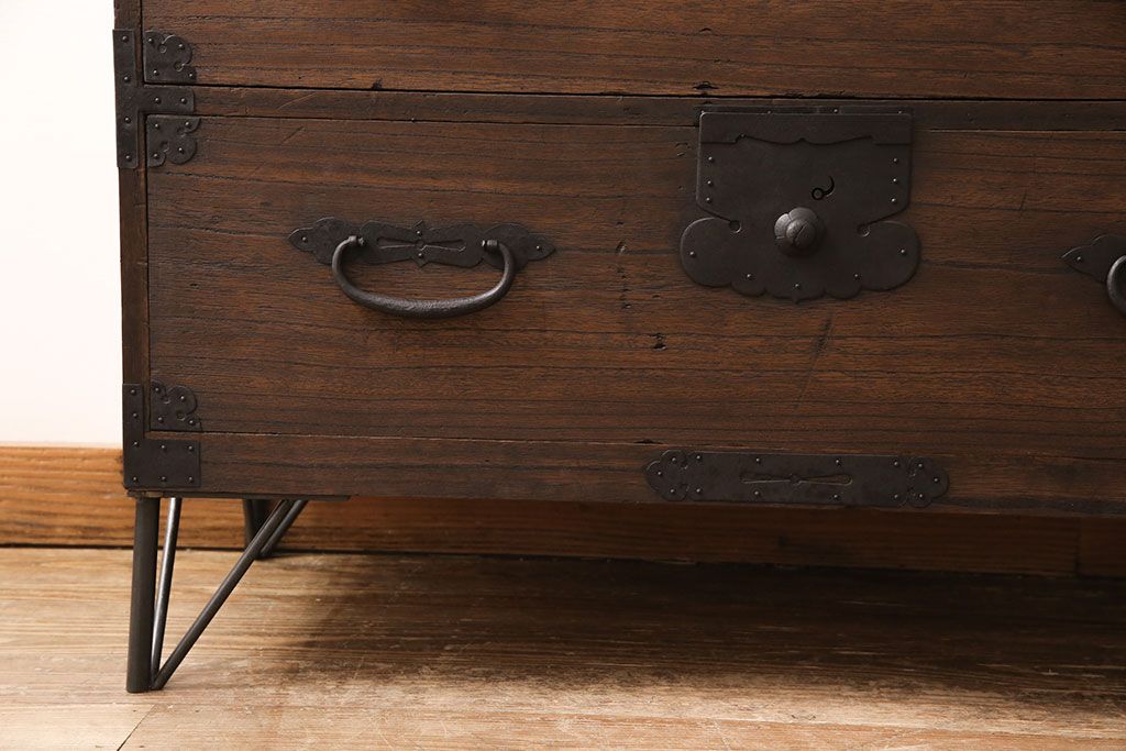 アンティーク衣装箪笥をリペア&カスタム!鉄脚を取り付け、天板を内部から補強。引き出しをフラップダウン扉に加工しテレビボードにリメイク。(テレビ台)