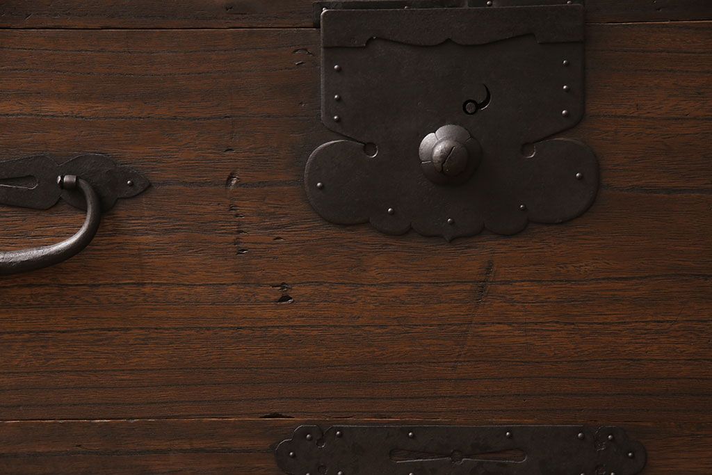 アンティーク衣装箪笥をリペア&カスタム!鉄脚を取り付け、天板を内部から補強。引き出しをフラップダウン扉に加工しテレビボードにリメイク。(テレビ台)