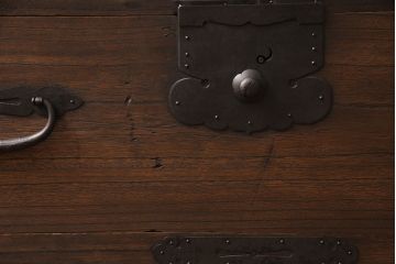 アンティーク衣装箪笥をリペア&カスタム!鉄脚を取り付け、天板を内部から補強。引き出しをフラップダウン扉に加工しテレビボードにリメイク。(テレビ台)