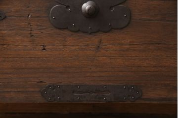 アンティーク衣装箪笥をリペア&カスタム!鉄脚を取り付け、天板を内部から補強。引き出しをフラップダウン扉に加工しテレビボードにリメイク。(テレビ台)