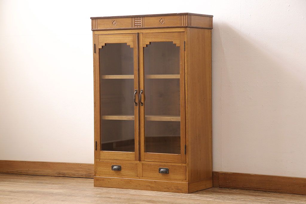 アンティーク本棚をリペア&カスタム!強度を出すため棚板・棚受けを新材で作り直し、元の色を活かした色味に着色仕上げ。(ブックケース、収納棚)