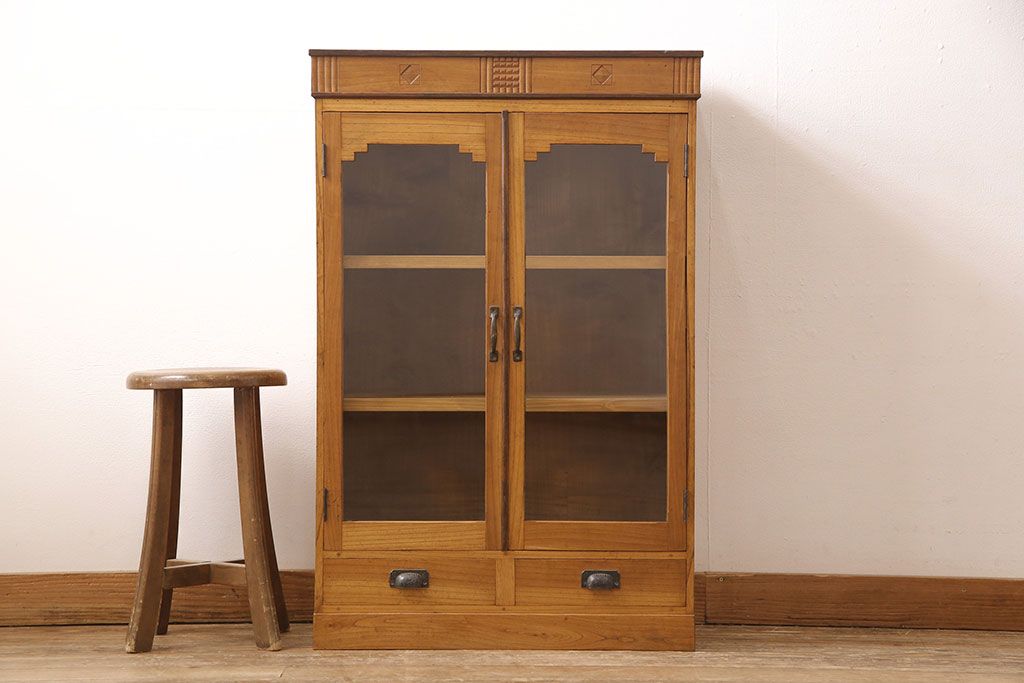 アンティーク本棚をリペア&カスタム!強度を出すため棚板・棚受けを新材で作り直し、元の色を活かした色味に着色仕上げ。(ブックケース、収納棚)