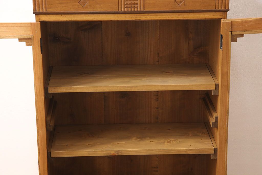 アンティーク本棚をリペア&カスタム!強度を出すため棚板・棚受けを新材で作り直し、元の色を活かした色味に着色仕上げ。(ブックケース、収納棚)