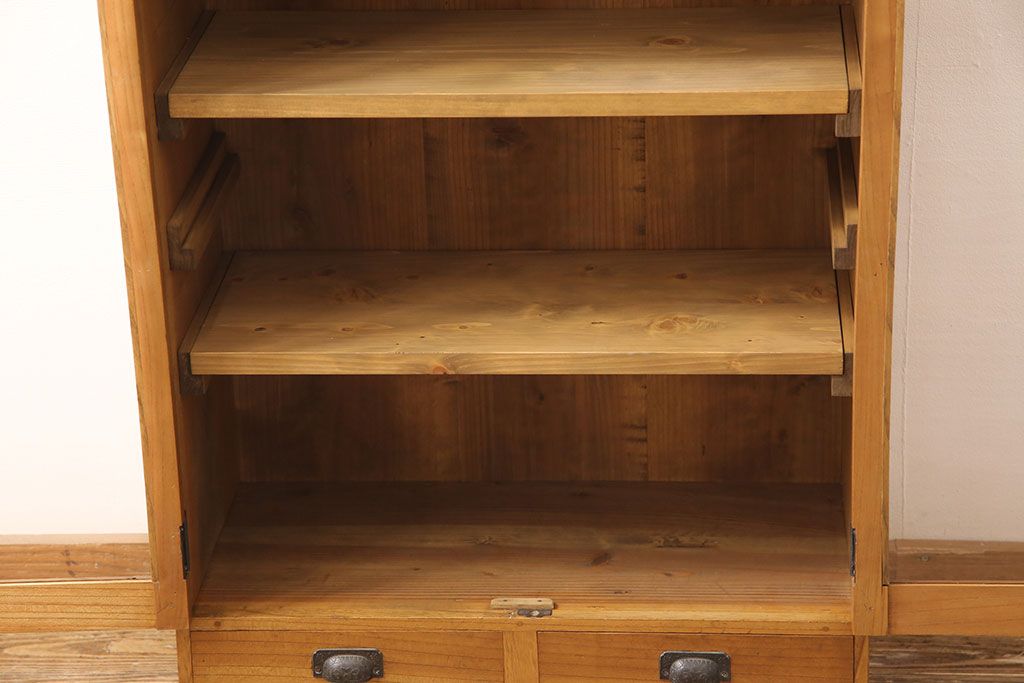 アンティーク本棚をリペア&カスタム!強度を出すため棚板・棚受けを新材で作り直し、元の色を活かした色味に着色仕上げ。(ブックケース、収納棚)