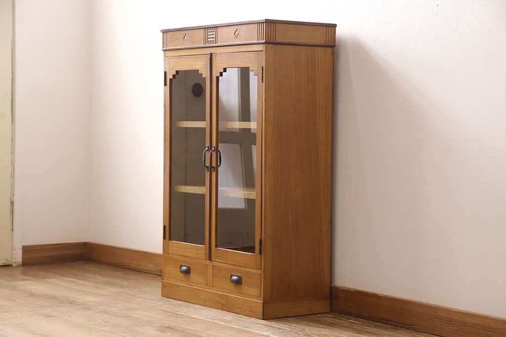 アンティーク本棚をリペア&カスタム!強度を出すため棚板・棚受けを新材で作り直し、元の色を活かした色味に着色仕上げ。(ブックケース、収納棚)