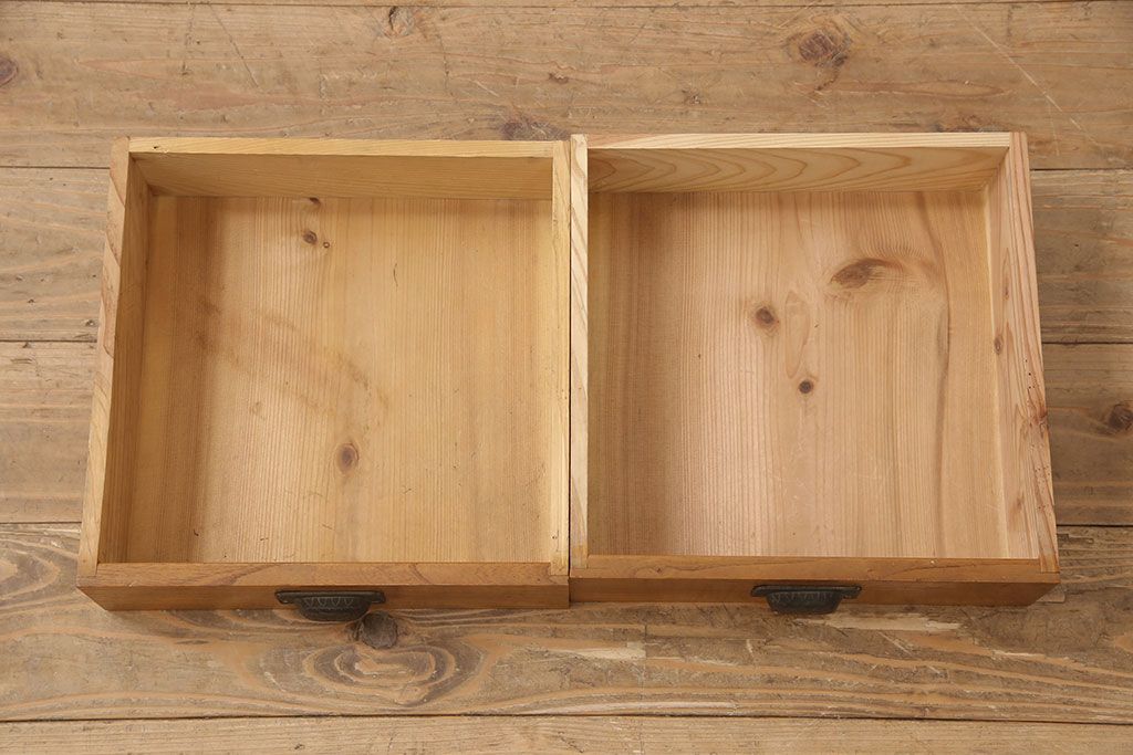 アンティーク本棚をリペア&カスタム!強度を出すため棚板・棚受けを新材で作り直し、元の色を活かした色味に着色仕上げ。(ブックケース、収納棚)