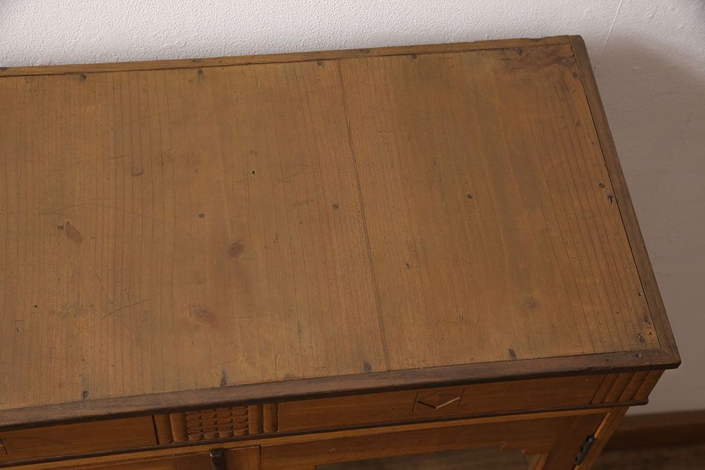 アンティーク本棚をリペア&カスタム!強度を出すため棚板・棚受けを新材で作り直し、元の色を活かした色味に着色仕上げ。(ブックケース、収納棚)