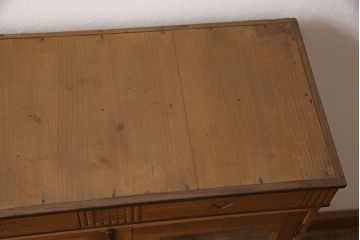 アンティーク本棚をリペア&カスタム!強度を出すため棚板・棚受けを新材で作り直し、元の色を活かした色味に着色仕上げ。(ブックケース、収納棚)