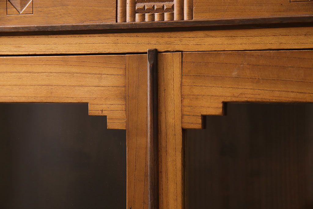 アンティーク本棚をリペア&カスタム!強度を出すため棚板・棚受けを新材で作り直し、元の色を活かした色味に着色仕上げ。(ブックケース、収納棚)