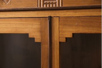 アンティーク本棚をリペア&カスタム!強度を出すため棚板・棚受けを新材で作り直し、元の色を活かした色味に着色仕上げ。(ブックケース、収納棚)