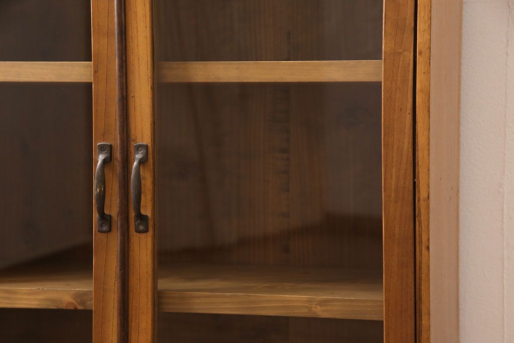 アンティーク本棚をリペア&カスタム!強度を出すため棚板・棚受けを新材で作り直し、元の色を活かした色味に着色仕上げ。(ブックケース、収納棚)