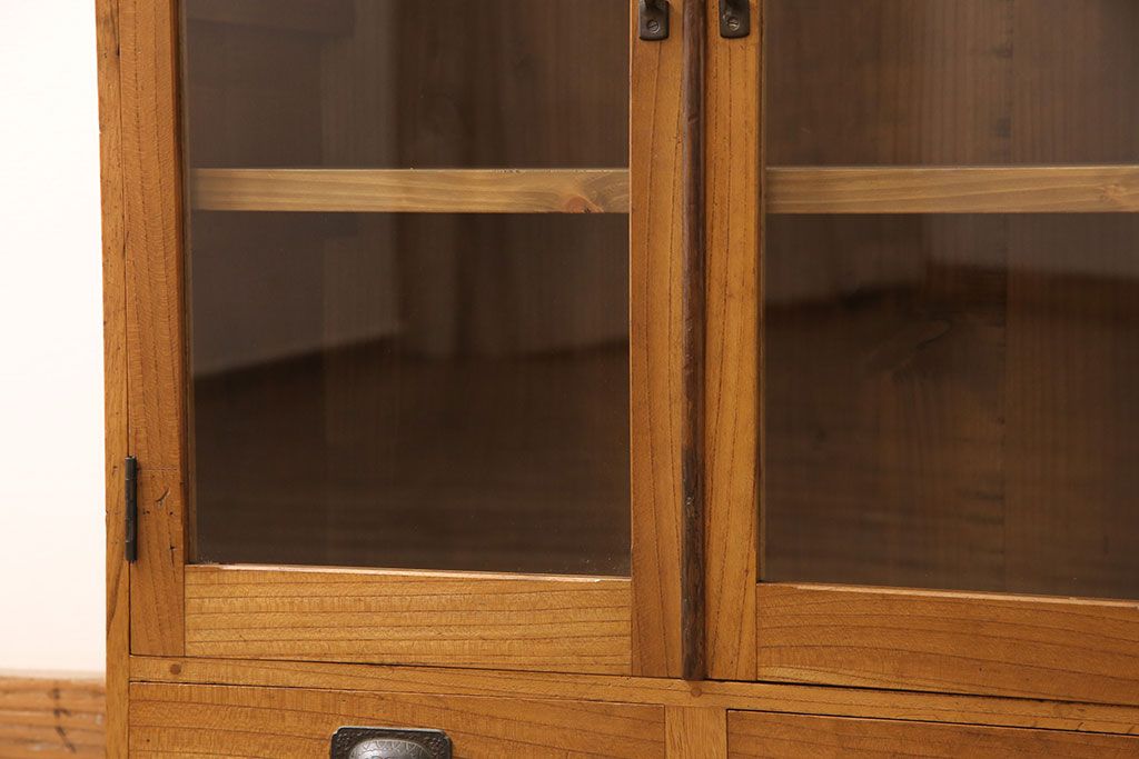 アンティーク本棚をリペア&カスタム!強度を出すため棚板・棚受けを新材で作り直し、元の色を活かした色味に着色仕上げ。(ブックケース、収納棚)