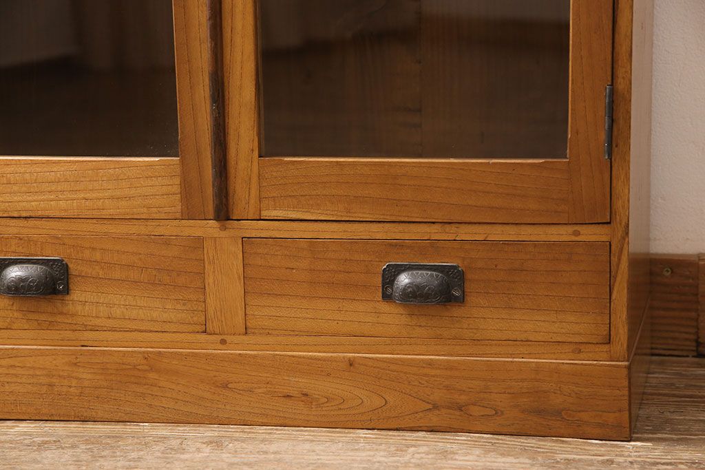 アンティーク本棚をリペア&カスタム!強度を出すため棚板・棚受けを新材で作り直し、元の色を活かした色味に着色仕上げ。(ブックケース、収納棚)