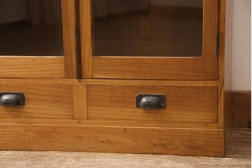 アンティーク本棚をリペア&カスタム!強度を出すため棚板・棚受けを新材で作り直し、元の色を活かした色味に着色仕上げ。(ブックケース、収納棚)