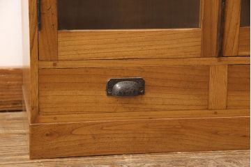 アンティーク本棚をリペア&カスタム!強度を出すため棚板・棚受けを新材で作り直し、元の色を活かした色味に着色仕上げ。(ブックケース、収納棚)