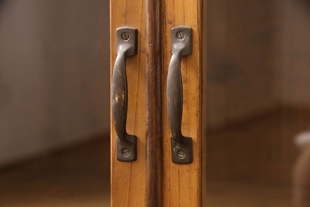 アンティーク本棚をリペア&カスタム!強度を出すため棚板・棚受けを新材で作り直し、元の色を活かした色味に着色仕上げ。(ブックケース、収納棚)