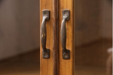 アンティーク本棚をリペア&カスタム!強度を出すため棚板・棚受けを新材で作り直し、元の色を活かした色味に着色仕上げ。(ブックケース、収納棚)