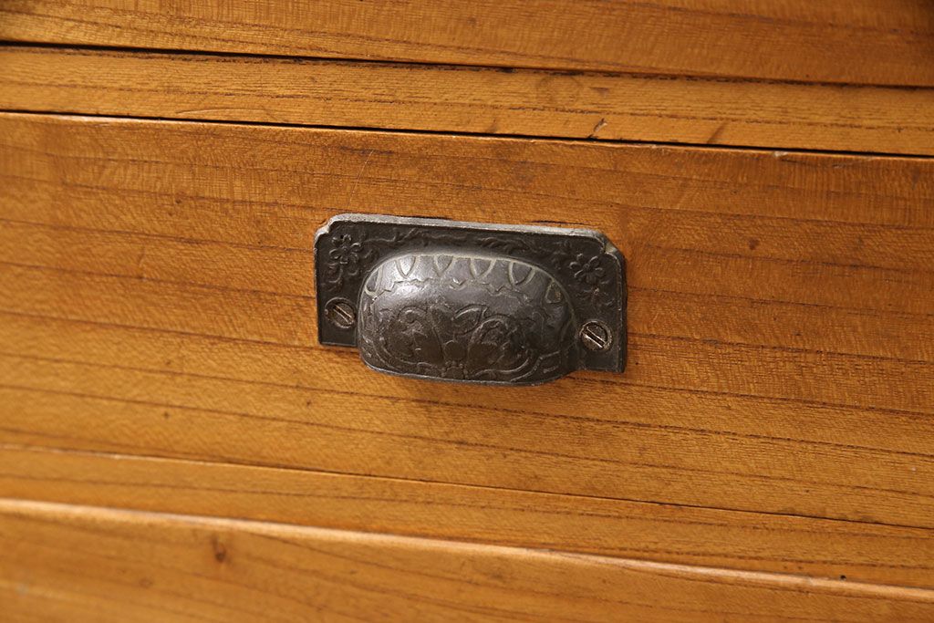 アンティーク本棚をリペア&カスタム!強度を出すため棚板・棚受けを新材で作り直し、元の色を活かした色味に着色仕上げ。(ブックケース、収納棚)