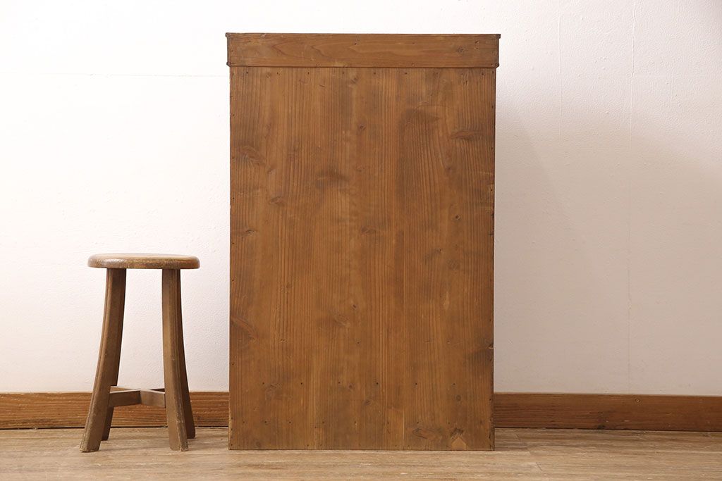 アンティーク本棚をリペア&カスタム!強度を出すため棚板・棚受けを新材で作り直し、元の色を活かした色味に着色仕上げ。(ブックケース、収納棚)