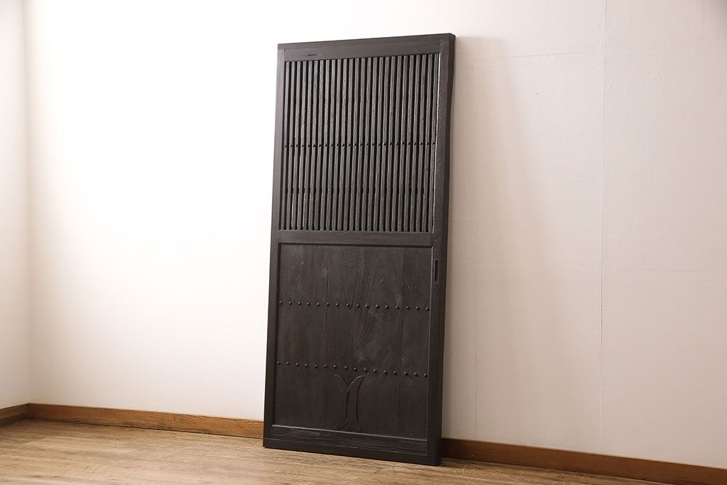 アンティーク蔵戸をリペア&カスタム!高さと幅をリサイズし、上下桟をフラットに加工。全体を濃い茶色に着色し、外部用塗装で仕上げ。(玄関戸、玄関ドア)