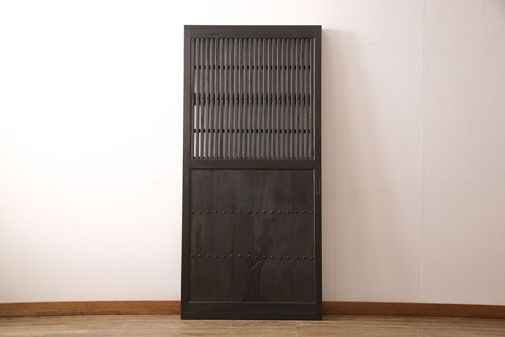 アンティーク蔵戸をリペア&カスタム!高さと幅をリサイズし、上下桟をフラットに加工。全体を濃い茶色に着色し、外部用塗装で仕上げ。(玄関戸、玄関ドア)