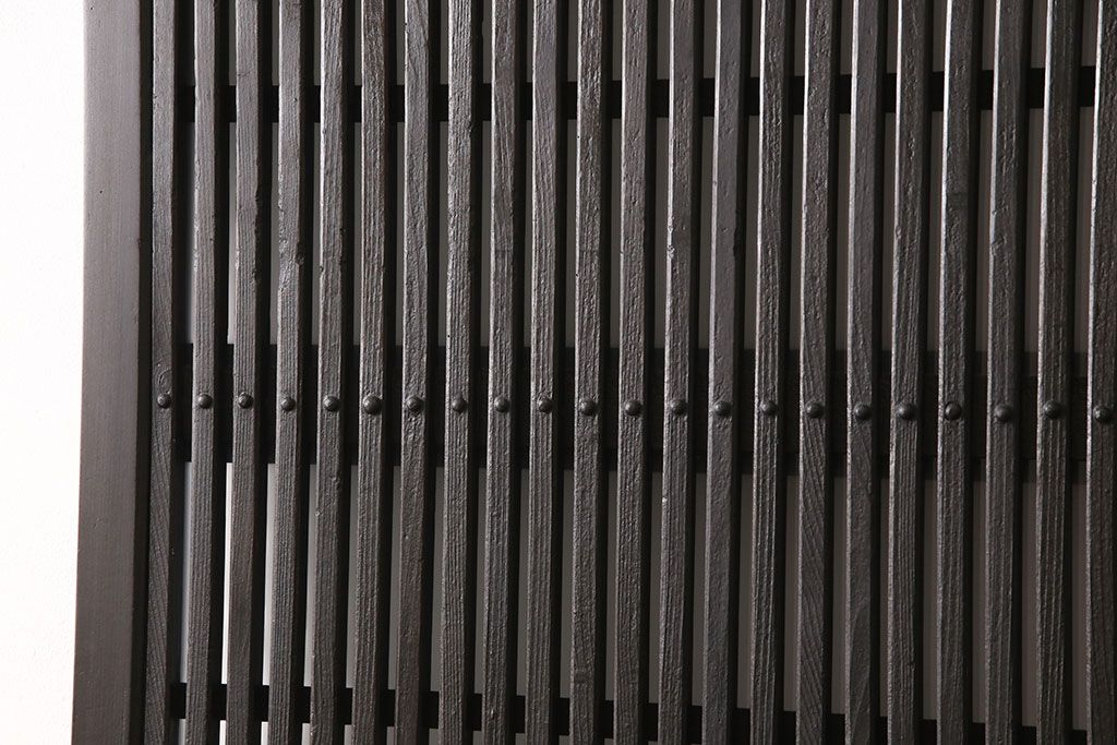 アンティーク蔵戸をリペア&カスタム!高さと幅をリサイズし、上下桟をフラットに加工。全体を濃い茶色に着色し、外部用塗装で仕上げ。(玄関戸、玄関ドア)