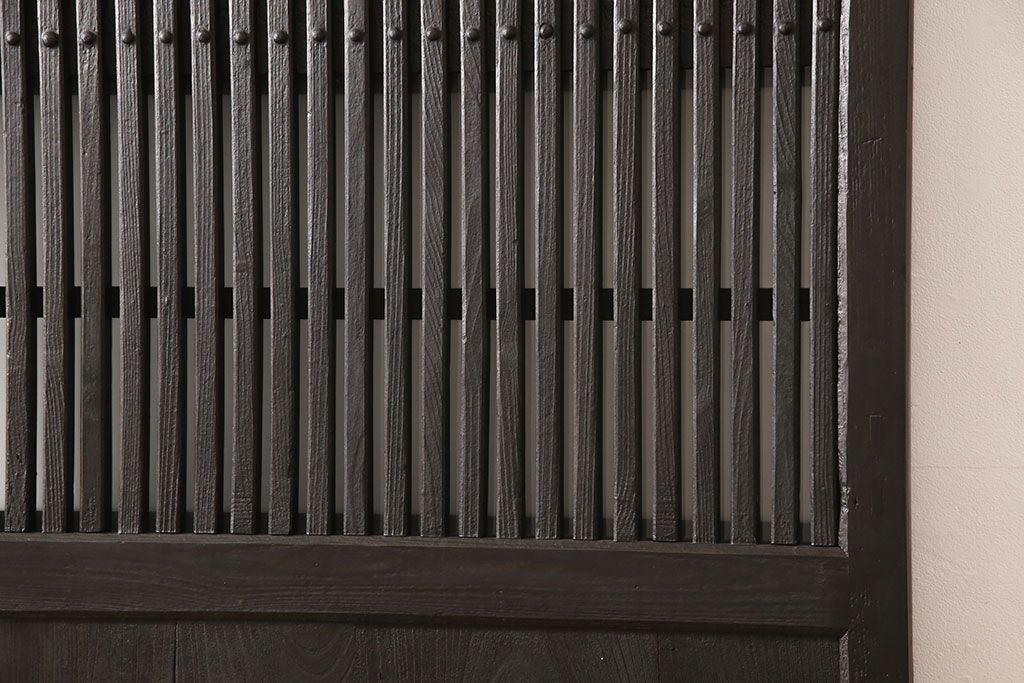 アンティーク蔵戸をリペア&カスタム!高さと幅をリサイズし、上下桟をフラットに加工。全体を濃い茶色に着色し、外部用塗装で仕上げ。(玄関戸、玄関ドア)