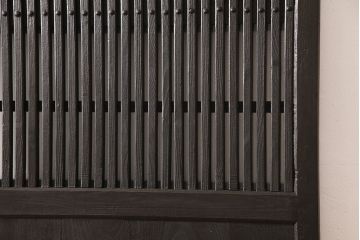 アンティーク蔵戸をリペア&カスタム!高さと幅をリサイズし、上下桟をフラットに加工。全体を濃い茶色に着色し、外部用塗装で仕上げ。(玄関戸、玄関ドア)