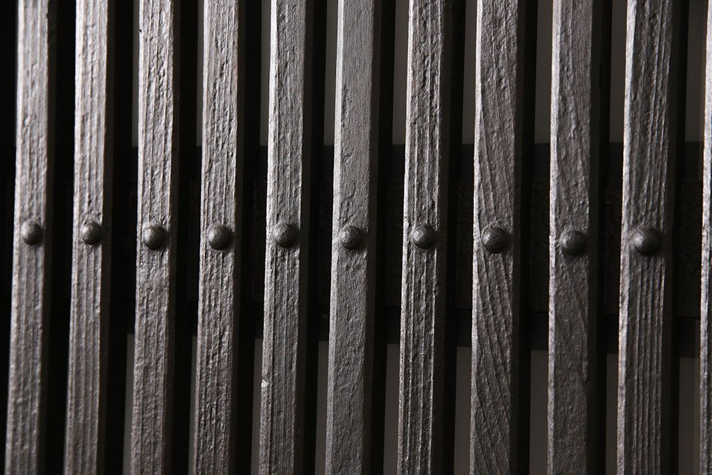 アンティーク蔵戸をリペア&カスタム!高さと幅をリサイズし、上下桟をフラットに加工。全体を濃い茶色に着色し、外部用塗装で仕上げ。(玄関戸、玄関ドア)