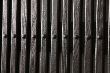 アンティーク蔵戸をリペア&カスタム!高さと幅をリサイズし、上下桟をフラットに加工。全体を濃い茶色に着色し、外部用塗装で仕上げ。(玄関戸、玄関ドア)