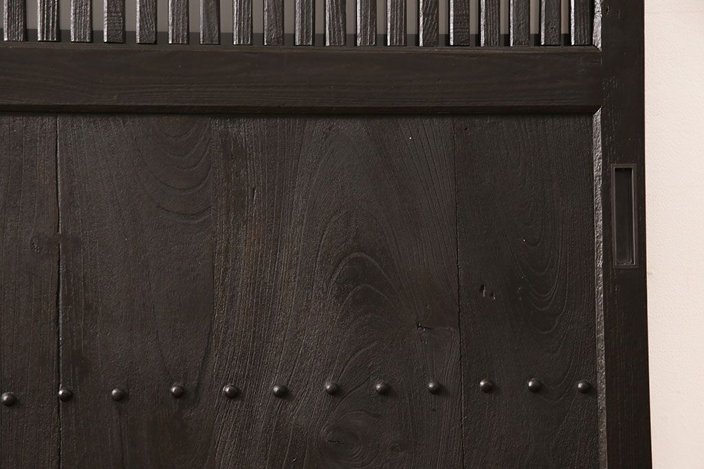 アンティーク蔵戸をリペア&カスタム!高さと幅をリサイズし、上下桟をフラットに加工。全体を濃い茶色に着色し、外部用塗装で仕上げ。(玄関戸、玄関ドア)