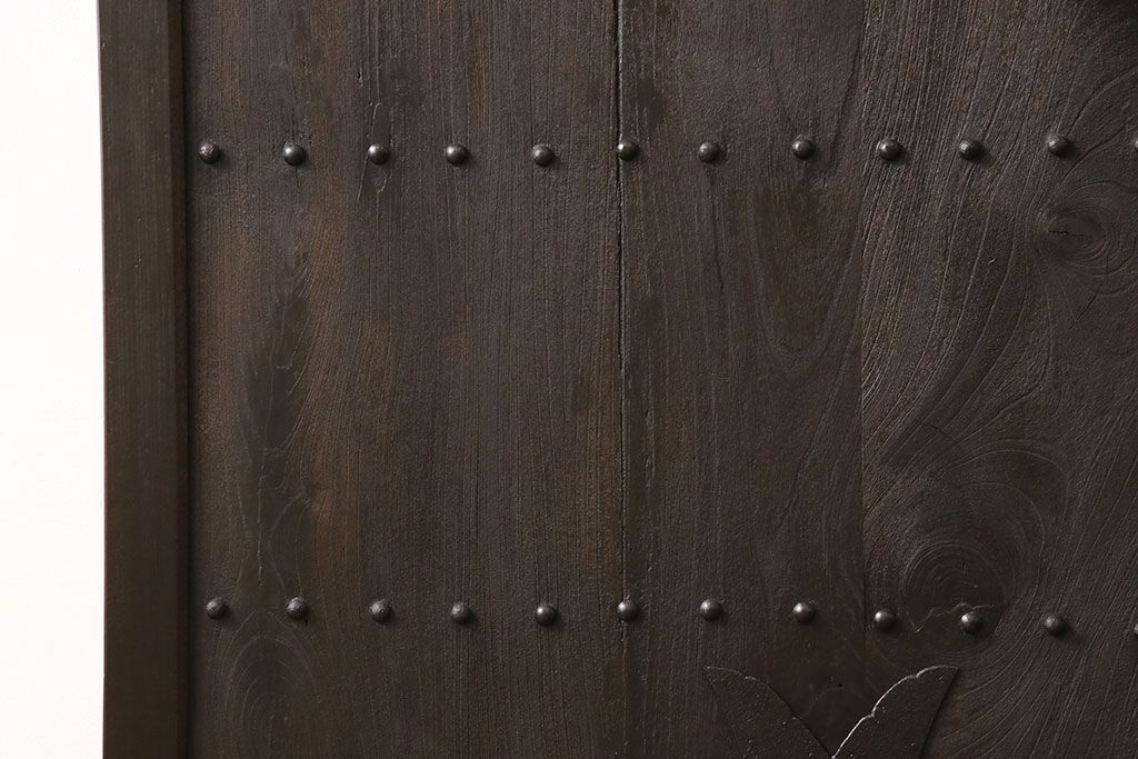 アンティーク蔵戸をリペア&カスタム!高さと幅をリサイズし、上下桟をフラットに加工。全体を濃い茶色に着色し、外部用塗装で仕上げ。(玄関戸、玄関ドア)