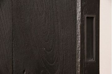 アンティーク蔵戸をリペア&カスタム!高さと幅をリサイズし、上下桟をフラットに加工。全体を濃い茶色に着色し、外部用塗装で仕上げ。(玄関戸、玄関ドア)