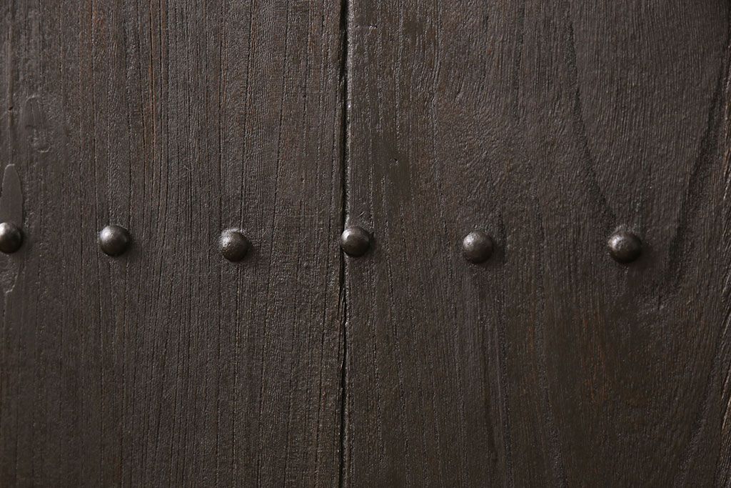 アンティーク蔵戸をリペア&カスタム!高さと幅をリサイズし、上下桟をフラットに加工。全体を濃い茶色に着色し、外部用塗装で仕上げ。(玄関戸、玄関ドア)