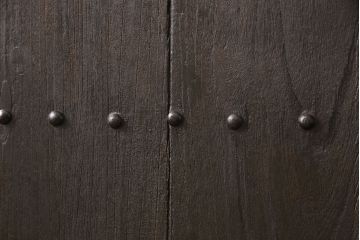 アンティーク蔵戸をリペア&カスタム!高さと幅をリサイズし、上下桟をフラットに加工。全体を濃い茶色に着色し、外部用塗装で仕上げ。(玄関戸、玄関ドア)