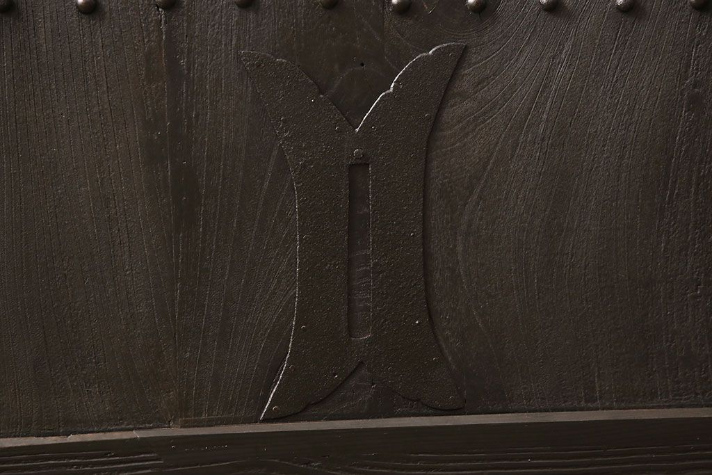 アンティーク蔵戸をリペア&カスタム!高さと幅をリサイズし、上下桟をフラットに加工。全体を濃い茶色に着色し、外部用塗装で仕上げ。(玄関戸、玄関ドア)