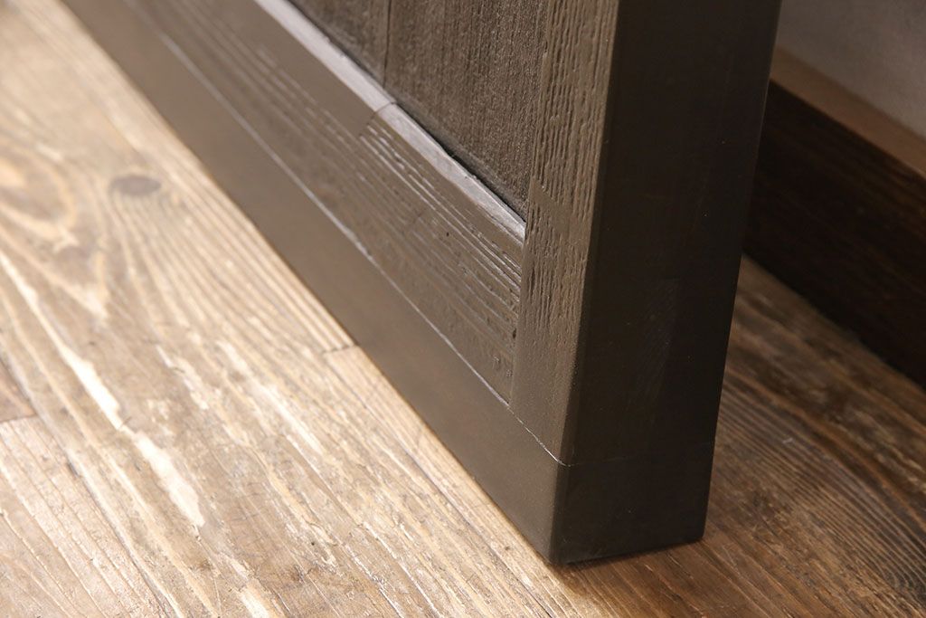 アンティーク蔵戸をリペア&カスタム!高さと幅をリサイズし、上下桟をフラットに加工。全体を濃い茶色に着色し、外部用塗装で仕上げ。(玄関戸、玄関ドア)