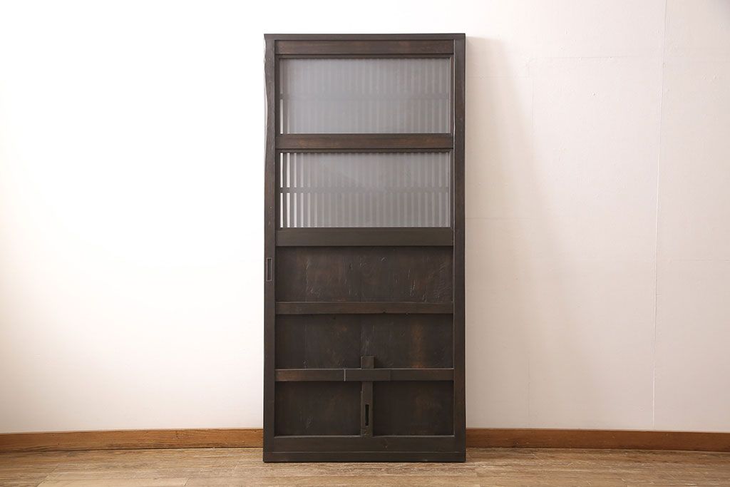 アンティーク蔵戸をリペア&カスタム!高さと幅をリサイズし、上下桟をフラットに加工。全体を濃い茶色に着色し、外部用塗装で仕上げ。(玄関戸、玄関ドア)