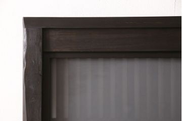 アンティーク蔵戸をリペア&カスタム!高さと幅をリサイズし、上下桟をフラットに加工。全体を濃い茶色に着色し、外部用塗装で仕上げ。(玄関戸、玄関ドア)