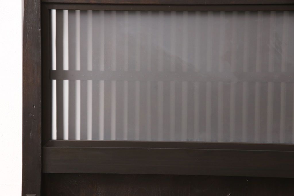 アンティーク蔵戸をリペア&カスタム!高さと幅をリサイズし、上下桟をフラットに加工。全体を濃い茶色に着色し、外部用塗装で仕上げ。(玄関戸、玄関ドア)