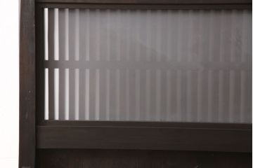 アンティーク蔵戸をリペア&カスタム!高さと幅をリサイズし、上下桟をフラットに加工。全体を濃い茶色に着色し、外部用塗装で仕上げ。(玄関戸、玄関ドア)