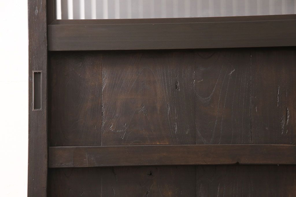 アンティーク蔵戸をリペア&カスタム!高さと幅をリサイズし、上下桟をフラットに加工。全体を濃い茶色に着色し、外部用塗装で仕上げ。(玄関戸、玄関ドア)