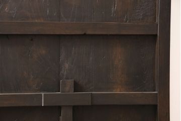 アンティーク蔵戸をリペア&カスタム!高さと幅をリサイズし、上下桟をフラットに加工。全体を濃い茶色に着色し、外部用塗装で仕上げ。(玄関戸、玄関ドア)