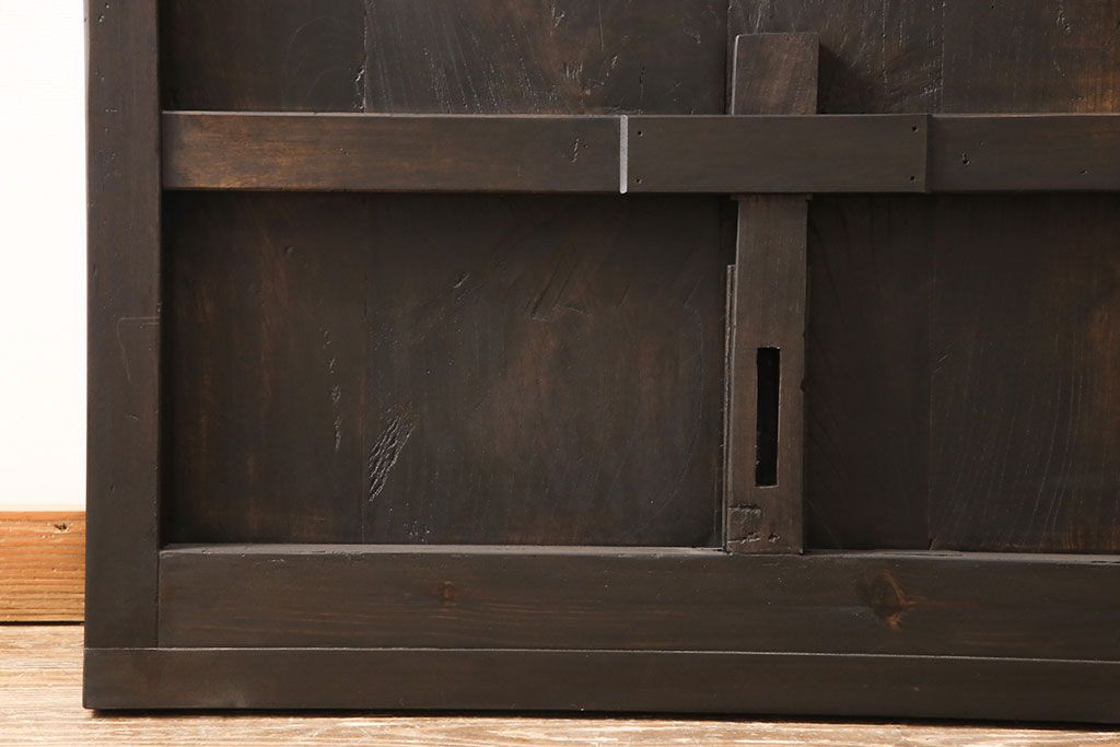 アンティーク蔵戸をリペア&カスタム!高さと幅をリサイズし、上下桟をフラットに加工。全体を濃い茶色に着色し、外部用塗装で仕上げ。(玄関戸、玄関ドア)