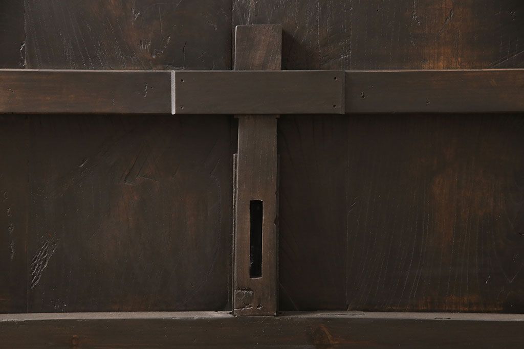 アンティーク蔵戸をリペア&カスタム!高さと幅をリサイズし、上下桟をフラットに加工。全体を濃い茶色に着色し、外部用塗装で仕上げ。(玄関戸、玄関ドア)