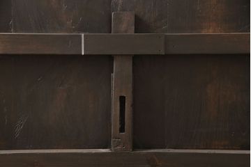 アンティーク蔵戸をリペア&カスタム!高さと幅をリサイズし、上下桟をフラットに加工。全体を濃い茶色に着色し、外部用塗装で仕上げ。(玄関戸、玄関ドア)