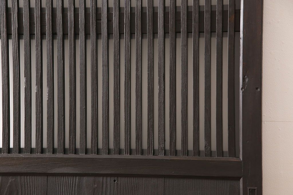 アンティーク蔵戸をリペア&カスタム!高さと幅をリサイズし、上下桟をフラットに加工。ダークブラウンに着色し外部用塗装で仕上げ。(玄関戸、玄関ドア)