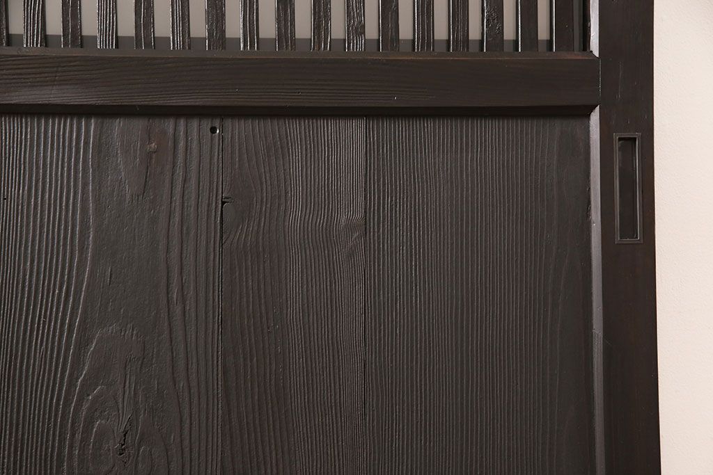 アンティーク蔵戸をリペア&カスタム!高さと幅をリサイズし、上下桟をフラットに加工。ダークブラウンに着色し外部用塗装で仕上げ。(玄関戸、玄関ドア)