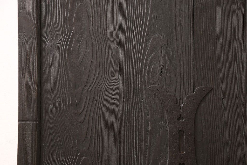 アンティーク蔵戸をリペア&カスタム!高さと幅をリサイズし、上下桟をフラットに加工。ダークブラウンに着色し外部用塗装で仕上げ。(玄関戸、玄関ドア)